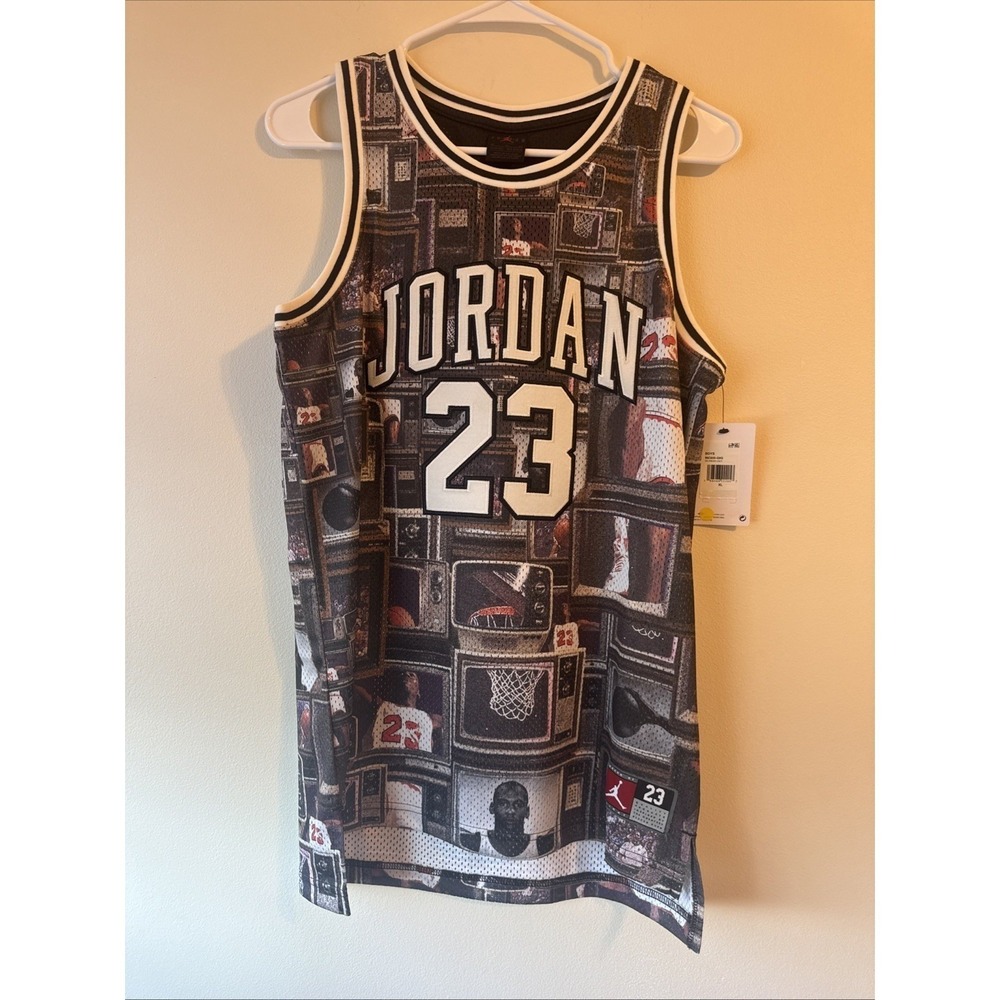 NWOT Micheal Jordan‎ Jersey Kids XL Ages 13-15 Black, White, With Ring, Bulls